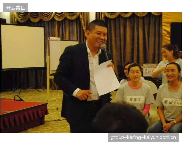 伤愈球员参与战术会议——用精神力彰显成熟的锻造之路
